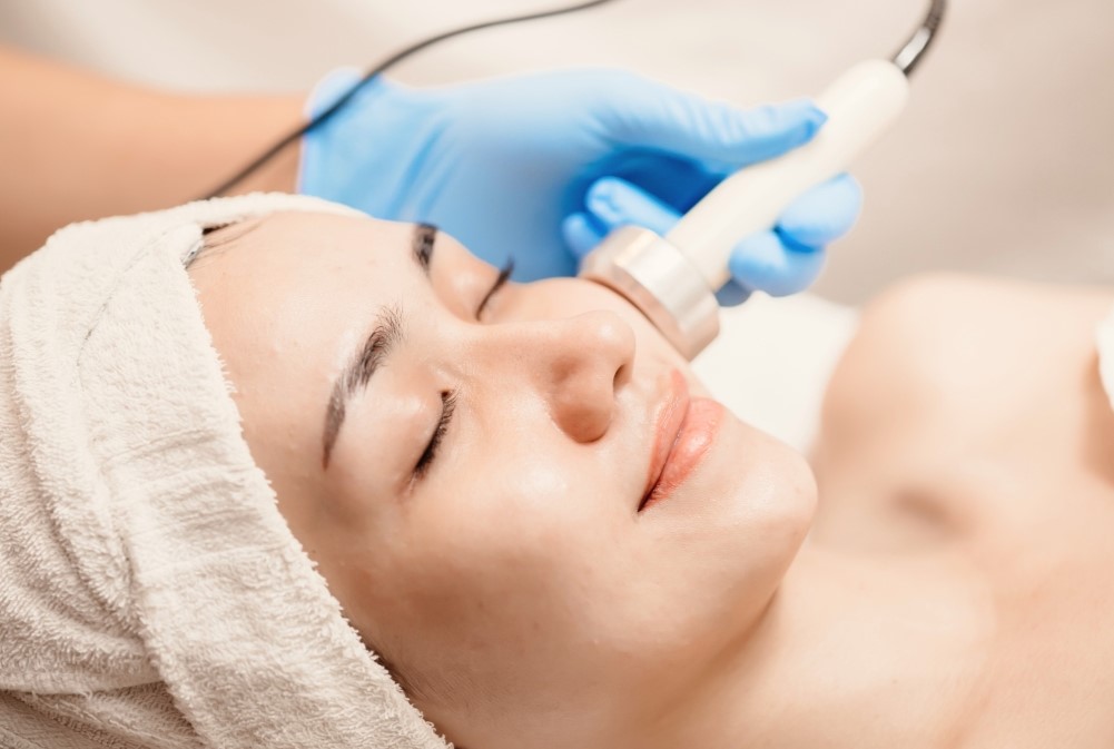 woman undergoing skin laxity treatment