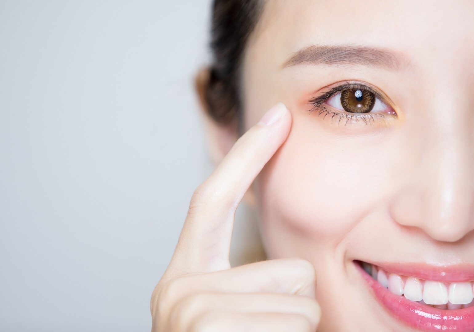 woman pointing to eye