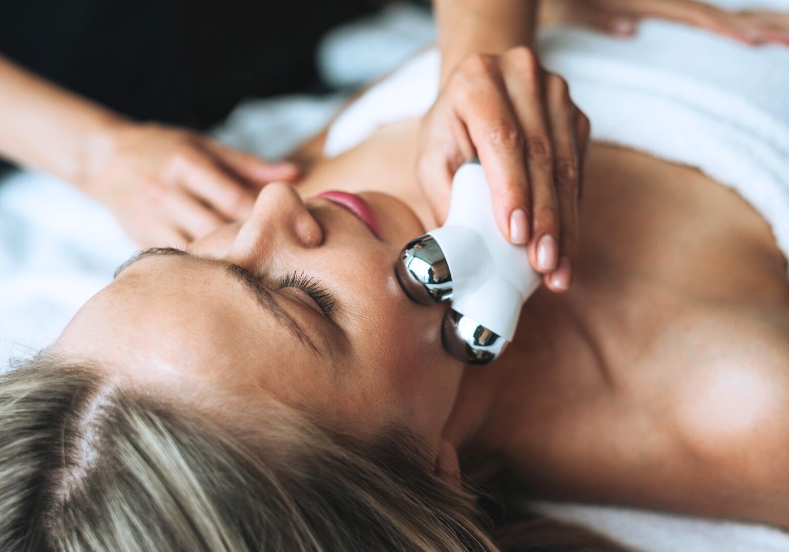 woman doing skin fit treatment