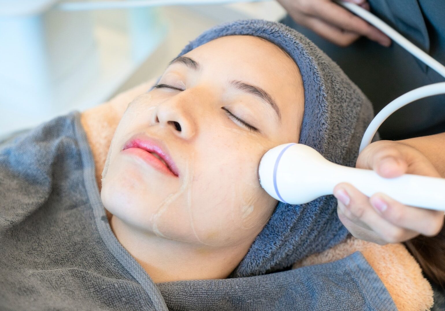 woman doing hydrafacial